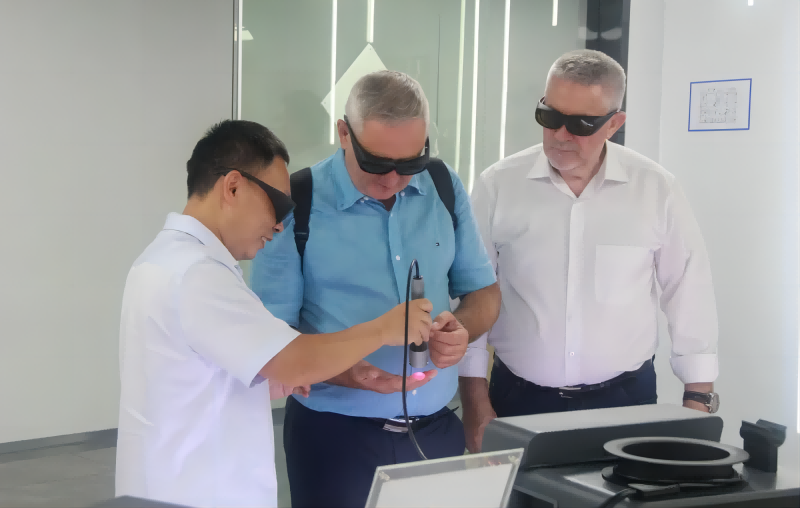 Унгарската делегација за наука и технологија и економска и трговска соработка го посети медицинскиот ласер PBM за да ја истражи границата на ласерската технологија