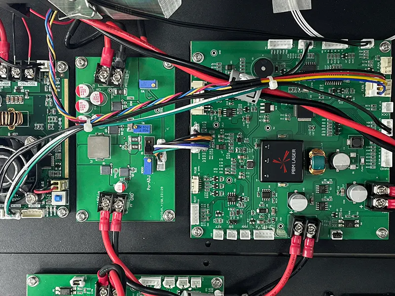 Ласерски модул со повеќе бранови должини за хируршка операција